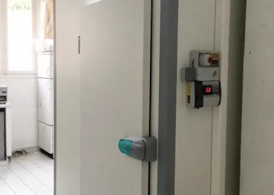 Installation d'une chambre froide professionnelle dans une cuisine à Ajaccio