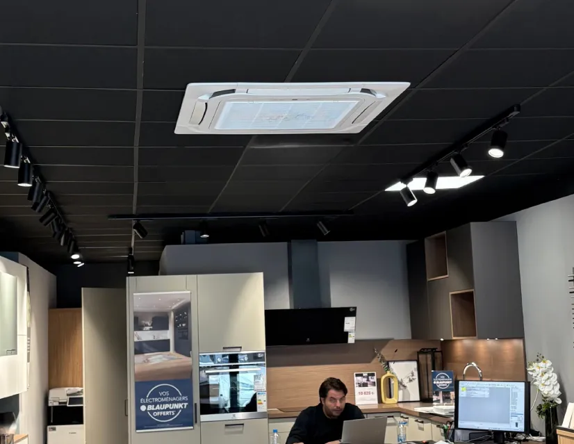 Climatisation cassette installée au plafond dans un showroom de cuisine à Ajaccio, solution discrète et performante pour local professionnel.